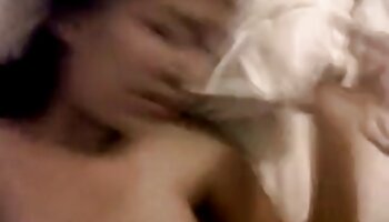 Dünne Milf zieht sich nackt aus und lutscht kostenlose sexfilme mit reifen frauen dann einen großen harten Schwanz