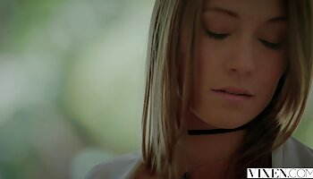 Die schwüle rothaarige Göttin Chrissy Fox kann pornogrund reife damen nicht widerstehen, ihren Kameramann albern zu ficken