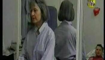 Teenie-Turnerin sex filme mit reifen frauen wird von ihrem Trainer gedehnt