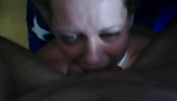 Shemale Sara Oliveira masturbiert mit einem porno reife damen Dildo im Arsch