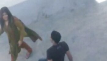 Transen Sasha De Sade pinkelt erotische filme mit reifen frauen dann Deepthroating Dildos