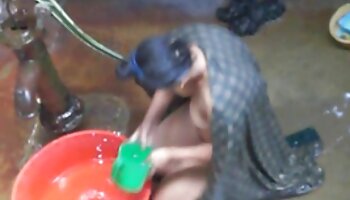 Teen Kylee ältere sexfilme Nicole Handjob zu riesigem BBC