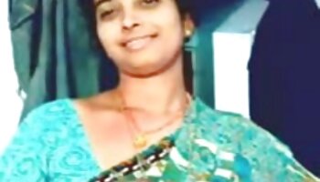 Sie ist heiß, hat schöne Brüste und liebt es beim Sex reife porno tube zu spielen